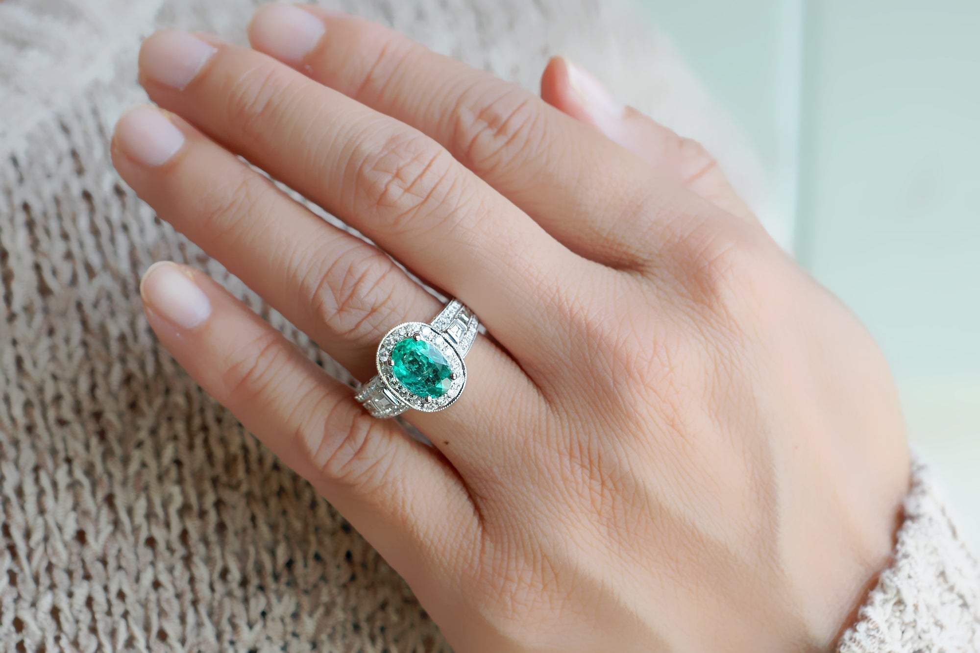 Emerald hot sale ring halo