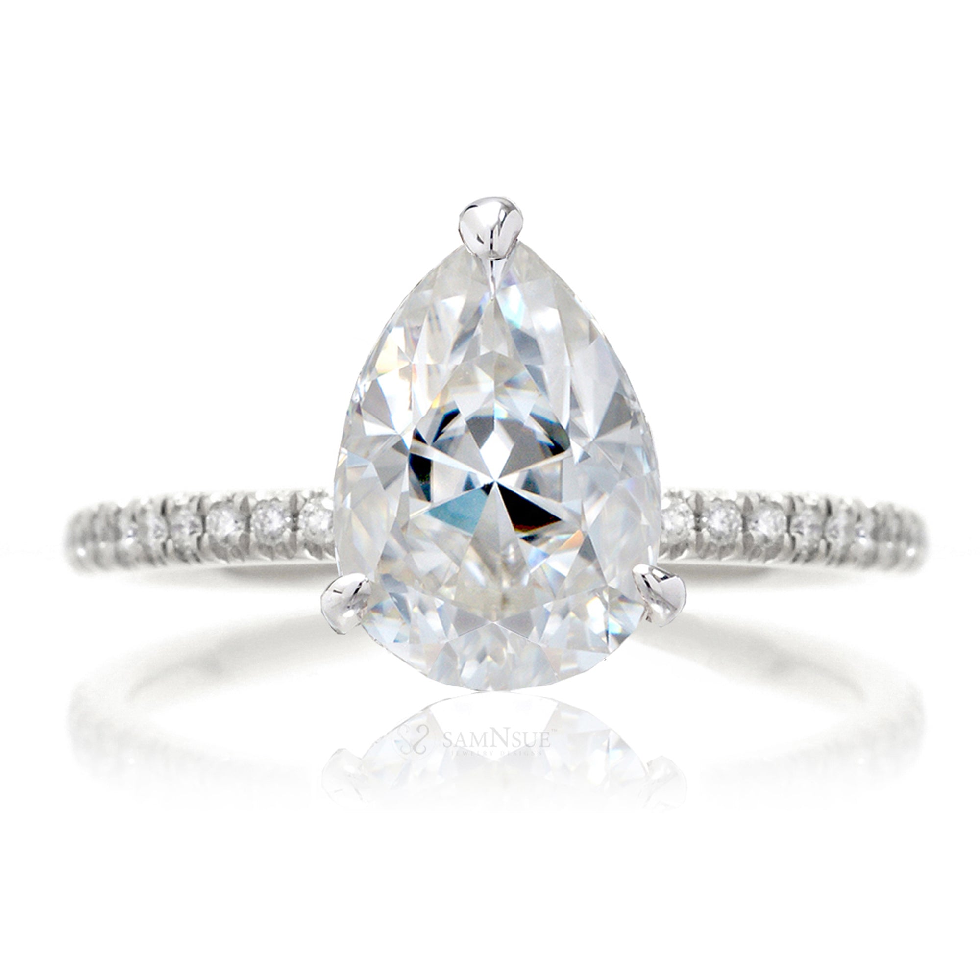 DB Classic oval-shaped and pear-shaped diamond ring