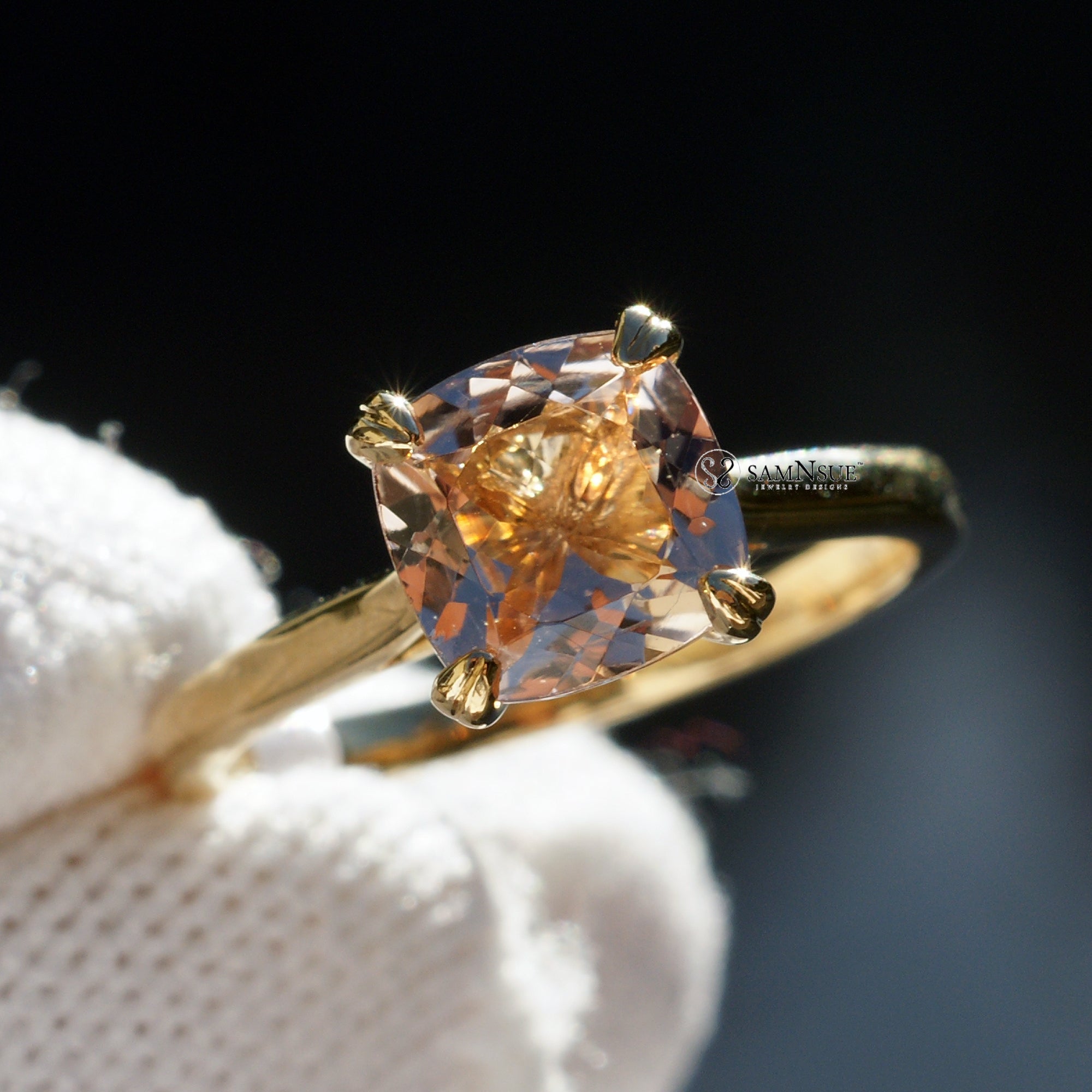 Cushion solitaire morganite engagement ring in yellow gold 7x7mm 1.20ct