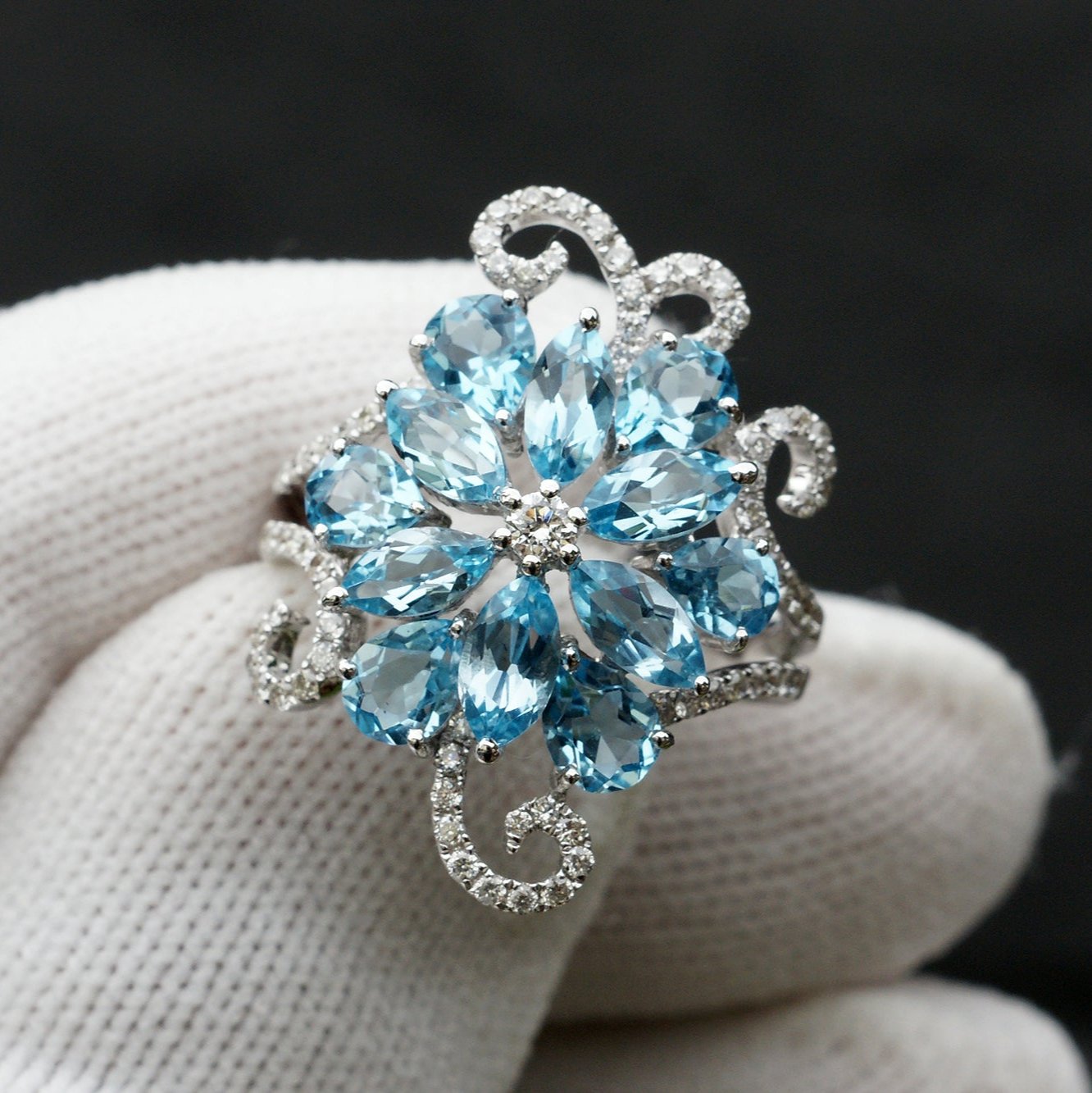 Blue topaz ring snowflake design with diamond in white gold fashion