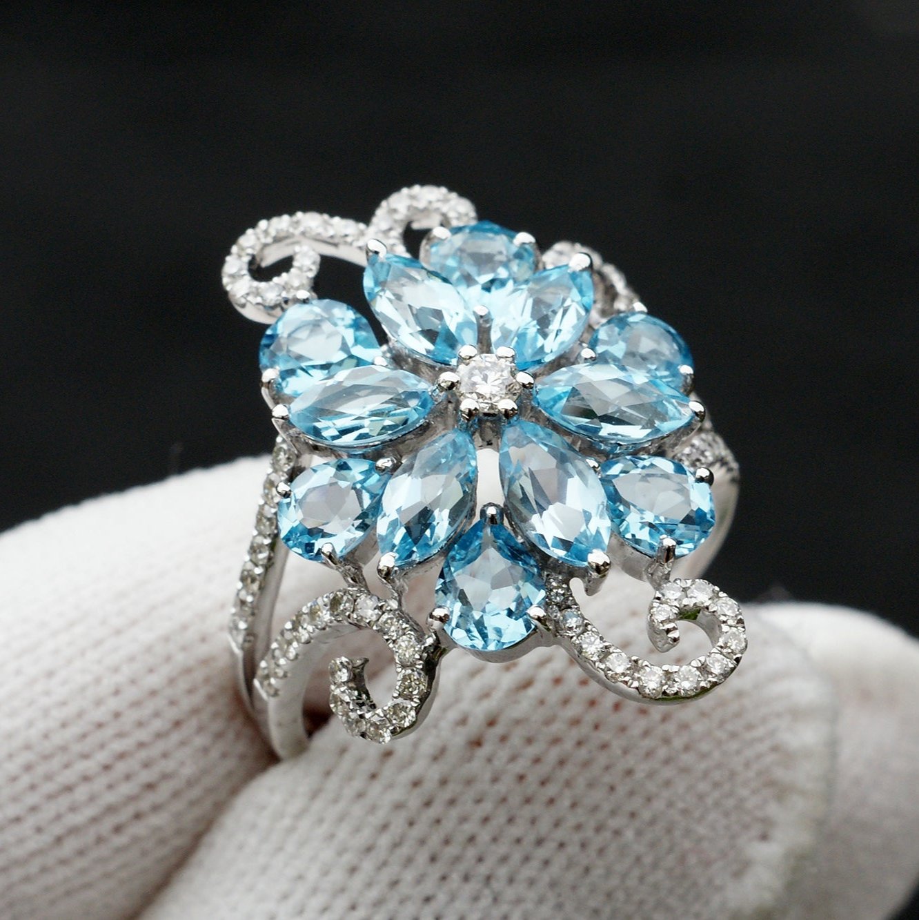 Blue topaz ring snowflake design with diamond in white gold fashion