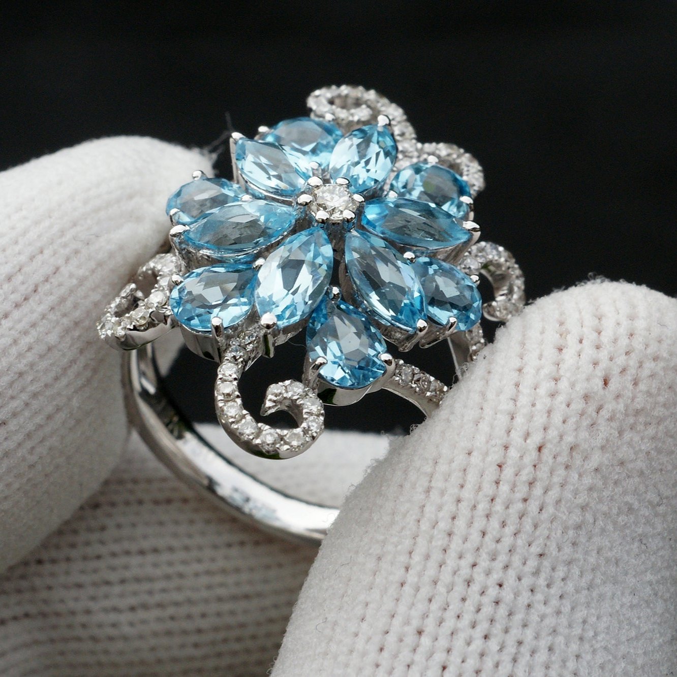 Blue topaz ring snowflake design with diamond in white gold fashion