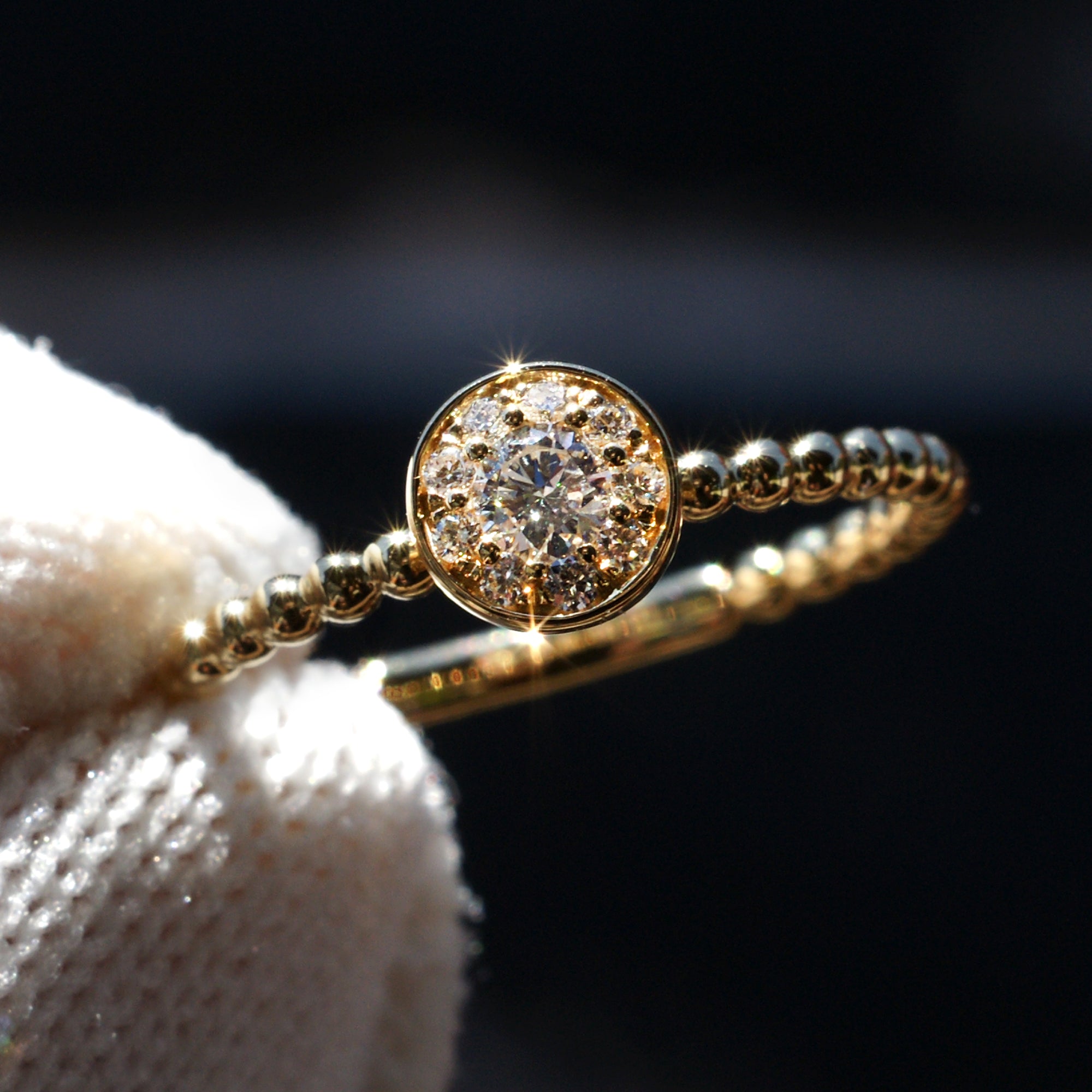 The pearlee round diamond cluster ring in yellow gold golden beaded band