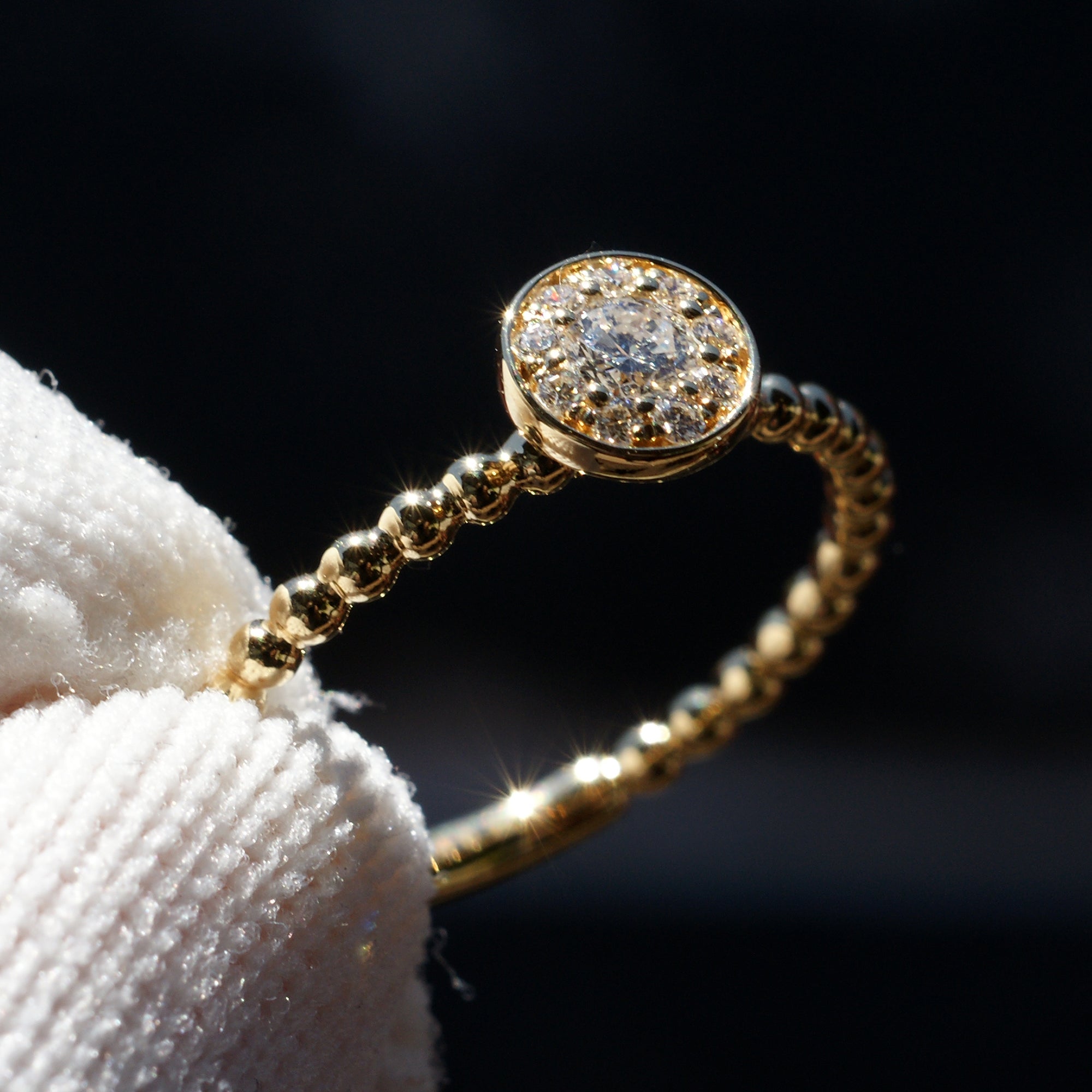 The pearlee round diamond cluster ring in yellow gold golden beaded band